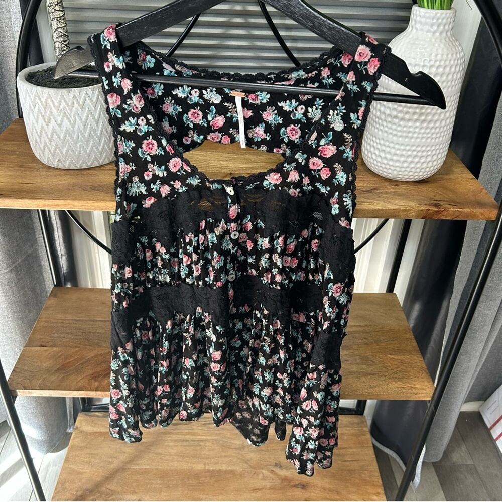 Free People  Floral Lace Trim Black Tank Top . Bohemian style Women's Size Small